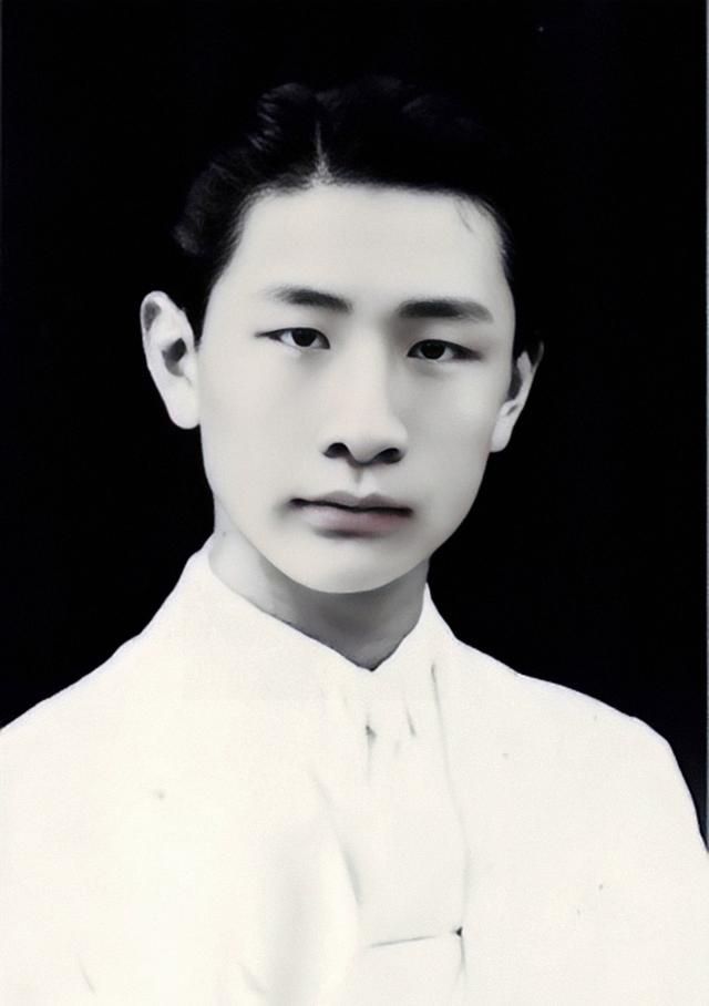 感觉不对劲好像是日军包围他家了。m6米乐1940年熟睡中的冯运修(图1)
